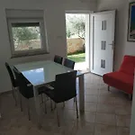 Nogic * Peroj