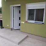 Nogic * Peroj