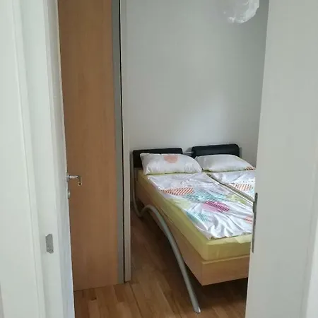 Nogic * Peroj